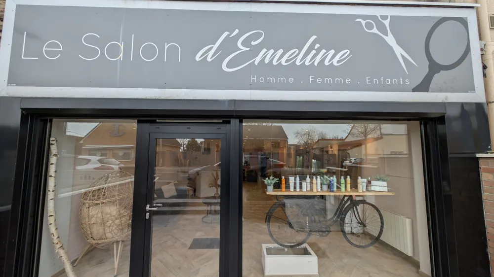 La devanture du Salon d'Emeline avenue Antoine de Saint-Exupéry — coiffeur à Calais