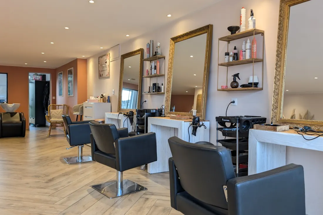 Postes de coiffage et grands miroirs dorés — coiffeur à Calais