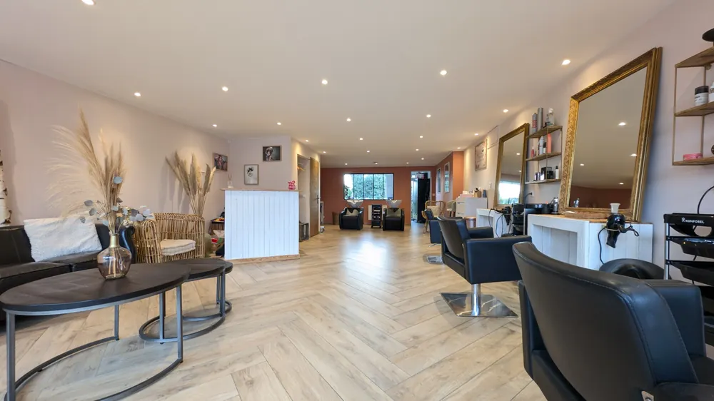 Vue d'ensemble du salon, parquet chêne en chevrons et miroirs dorés — coiffeur à Calais